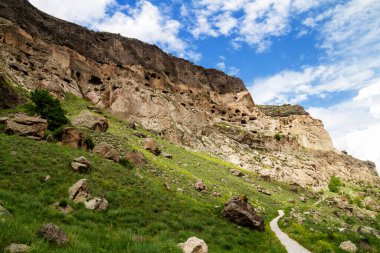 Gürcistan 'daki Vardzia mağara şehir manastırı. Vardzia, 12. yüzyılda Erusheti Dağı 'nda kazıldı ve ülkenin başlıca ilgi alanlarından biridir..
