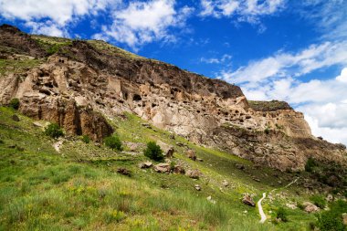 Gürcistan 'daki Vardzia mağara şehir manastırı. Vardzia, 12. yüzyılda Erusheti Dağı 'nda kazıldı ve ülkenin başlıca ilgi alanlarından biridir..