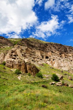 Gürcistan 'daki Vardzia mağara şehir manastırı. Vardzia, 12. yüzyılda Erusheti Dağı 'nda kazıldı ve ülkenin başlıca ilgi alanlarından biridir..