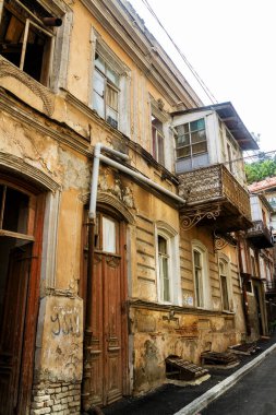 dar sokaklarında geleneksel eski Tiflis, Gürcistan Cumhuriyeti görünümünü