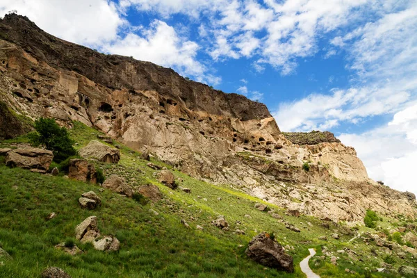 Gürcistan 'daki Vardzia mağara şehir manastırı. Vardzia, 12. yüzyılda Erusheti Dağı 'nda kazıldı ve ülkenin başlıca ilgi alanlarından biridir..
