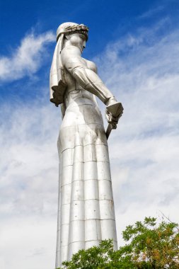 ANNE GEORGIA, TBILISI, GEORGIA - 21 Haziran 2013: Gürcistan 'ın Tiflis kentindeki Gürcistan Ana Heykeli. Anıt 50 metre yükseklikte ve Tiflis 'in yukarısındaki bir tepeden Gürcistan' ı izliyor..