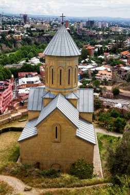 Gürcistan 'daki St. Nikolas katedrali ile Tiflis şehri panoraması
