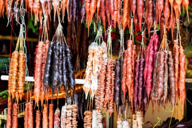 Geleneksel Gürcü sosis şekilli şekerler, Gürcü snickers olarak da adlandırılan kilise kilisesi..