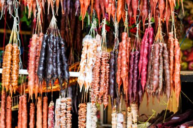 Geleneksel Gürcü sosis şekilli şekerler, Gürcü snickers olarak da adlandırılan kilise kilisesi..