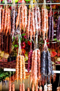 Geleneksel Gürcü sosis şekilli şekerler, Gürcü snickers olarak da adlandırılan kilise kilisesi..