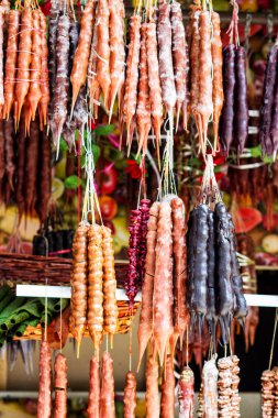 Geleneksel Gürcü sosis şekilli şekerler, Gürcü snickers olarak da adlandırılan kilise kilisesi..