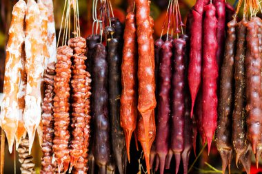 Geleneksel Gürcü sosis şekilli şekerler, Gürcü snickers olarak da adlandırılan kilise kilisesi..