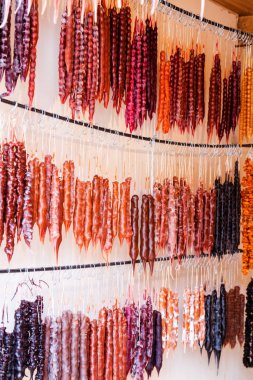 Geleneksel Gürcü sosis şekilli şekerler, Gürcü snickers olarak da adlandırılan kilise kilisesi..