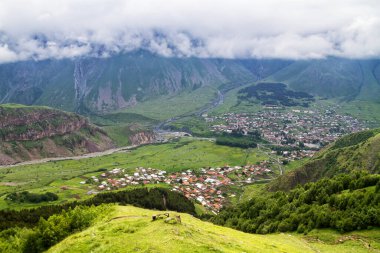 Kazbegi köyü yukarıdan.