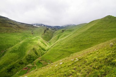 Kasbegi, Georgia yakınlarındaki Kafkas Dağları