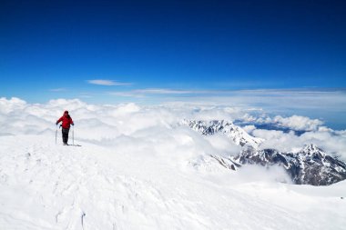 KAZBEK, GEORGIA - 22 Haziran 2013 'te Gürcistan' daki Kazbek dağına kimliği belirsiz bir adam ulaştı. Kazbek (5033 m) Gürcistan 'ın en yüksek üçüncü dağıdır..