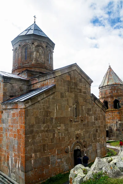 Tsminda Sameba Heliga Treenighetskyrkan Nära Byn Kazbegi Gergeti Kyrkan Ligger — Stockfoto