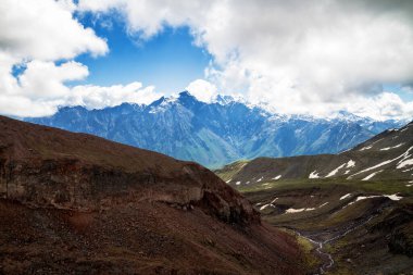 Kasbegi, Georgia yakınlarındaki Kafkas Dağları