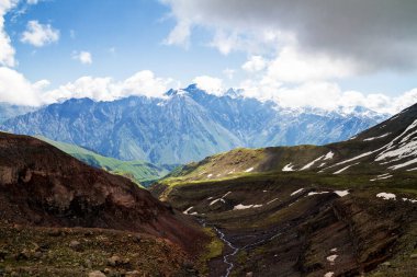 Kasbegi, Georgia yakınlarındaki Kafkas Dağları