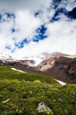 Kasbegi, Georgia yakınlarındaki Kafkas Dağları