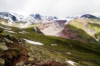 Kasbegi, Georgia yakınlarındaki Kafkas Dağları