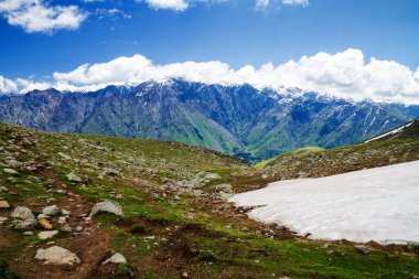 Kasbegi, Georgia yakınlarındaki Kafkas Dağları