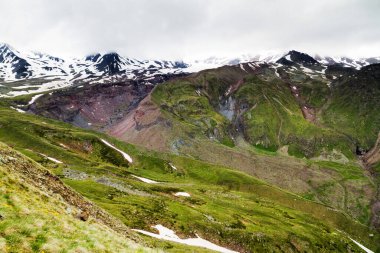 Kasbegi, Georgia yakınlarındaki Kafkas Dağları