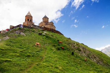 Kazbegi-Gergeti köyü yakınlarındaki Tsminda Sameba / Holy Trinity Kilisesi. Kilise 2300 metrede ve Gürcistan 'daki Kazbek Dağı' nın altında..