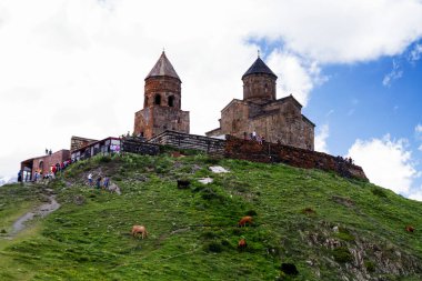Kazbegi-Gergeti köyü yakınlarındaki Tsminda Sameba / Holy Trinity Kilisesi. Kilise 2300 metrede ve Gürcistan 'daki Kazbek Dağı' nın altında..