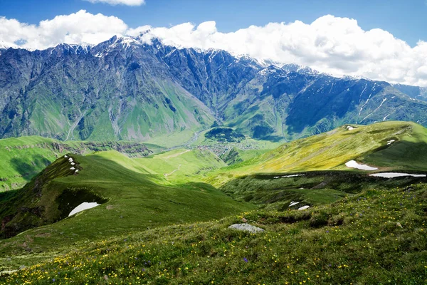 格鲁吉亚Kasbegi附近的高加索山脉 — 图库照片