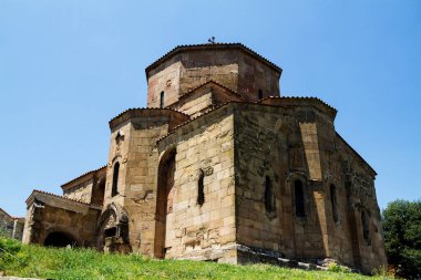 Jvari, Gürcistan Hıristiyanlığının en ünlü sembolü olan Mtskheta (Dünya Mirası sahası) yakınlarında, 6. yüzyılın Gürcistan Ortodoks manastırıdır.