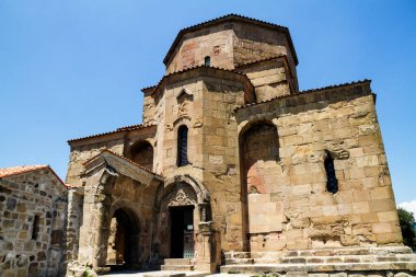 Jvari, Gürcistan Hıristiyanlığının en ünlü sembolü olan Mtskheta (Dünya Mirası sahası) yakınlarında, 6. yüzyılın Gürcistan Ortodoks manastırıdır.