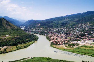 Aragvi ve Mtikvari nehirleri ve Jvari kilisesinden Mtsheta kasabası kavşağına bakın. Georgia