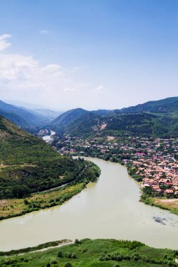 Aragvi ve Mtikvari nehirleri ve Jvari kilisesinden Mtsheta kasabası kavşağına bakın. Georgia