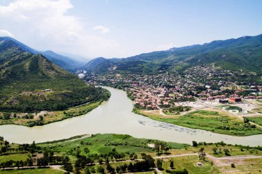 Aragvi ve Mtikvari nehirleri ve Jvari kilisesinden Mtsheta kasabası kavşağına bakın. Georgia
