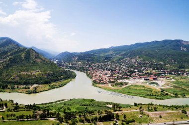 Aragvi ve Mtikvari nehirleri ve Jvari kilisesinden Mtsheta kasabası kavşağına bakın. Georgia