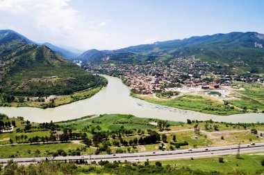 Aragvi ve Mtikvari nehirleri ve Jvari kilisesinden Mtsheta kasabası kavşağına bakın. Georgia