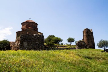 Jvari, Gürcistan Hıristiyanlığının en ünlü sembolü olan Mtskheta (Dünya Mirası sahası) yakınlarında, 6. yüzyılın Gürcistan Ortodoks manastırıdır.