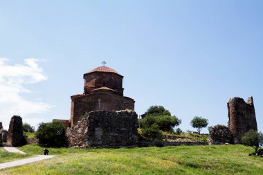 Jvari, Gürcistan Hıristiyanlığının en ünlü sembolü olan Mtskheta (Dünya Mirası sahası) yakınlarında, 6. yüzyılın Gürcistan Ortodoks manastırıdır.