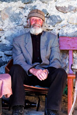 MESTIA, GEORGIA - Haziran 2013: 11 Haziran 2013 'te Mestia, Gürcistan' da geleneksel bir halk festivali giyen kimliği belirsiz bir svantikalı adam