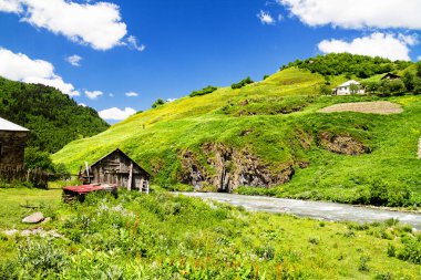 Ushguli yakınlarındaki köy - Avrupa 'nın en yüksek yerleşim olan köyü. Kafkaslar, Yukarı Svaneti - UNESCO Dünya Mirası Bölgesi. Georgia.