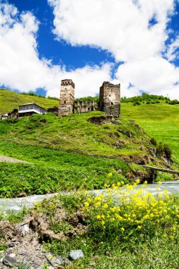 Ushguli yakınlarındaki köy - Avrupa 'nın en yüksek yerleşim olan köyü. Kafkaslar, Yukarı Svaneti - UNESCO Dünya Mirası Bölgesi. Georgia.