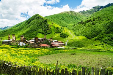 Ushguli - Avrupa 'nın en yüksek yerleşim olan köyü. Kafkaslar, Yukarı Svaneti - UNESCO Dünya Mirası Bölgesi. Georgia.