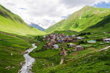 Ushguli - Avrupa 'nın en yüksek yerleşim olan köyü. Kafkaslar, Yukarı Svaneti - UNESCO Dünya Mirası Bölgesi. Georgia.