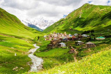 Ushguli - Avrupa 'nın en yüksek yerleşim olan köyü. Kafkaslar, Yukarı Svaneti - UNESCO Dünya Mirası Bölgesi. Georgia.