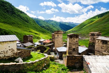 Gürcistan 'ın Yukarı Svaneti bölgesinde geleneksel svan evi.
