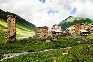 Ushguli - Avrupa 'nın en yüksek yerleşim olan köyü. Kafkaslar, Yukarı Svaneti - UNESCO Dünya Mirası Bölgesi. Georgia.