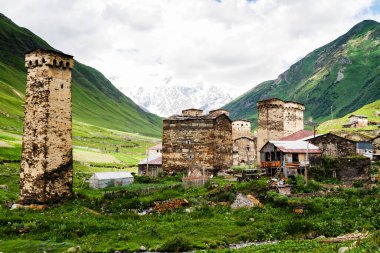 Ushguli - Avrupa 'nın en yüksek yerleşim olan köyü. Kafkaslar, Yukarı Svaneti - UNESCO Dünya Mirası Bölgesi. Georgia.