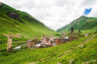 Ushguli - Avrupa 'nın en yüksek yerleşim olan köyü. Kafkaslar, Yukarı Svaneti - UNESCO Dünya Mirası Bölgesi. Georgia.
