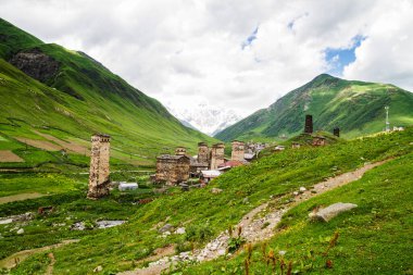 Ushguli - Avrupa 'nın en yüksek yerleşim olan köyü. Kafkaslar, Yukarı Svaneti - UNESCO Dünya Mirası Bölgesi. Georgia.
