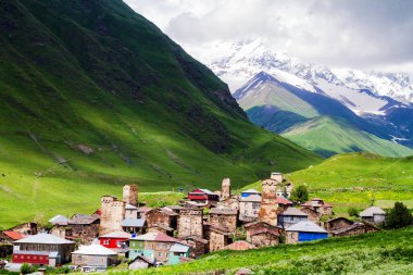 Ushguli - Avrupa 'nın en yüksek yerleşim olan köyü. Kafkaslar, Yukarı Svaneti - UNESCO Dünya Mirası Bölgesi. Georgia.
