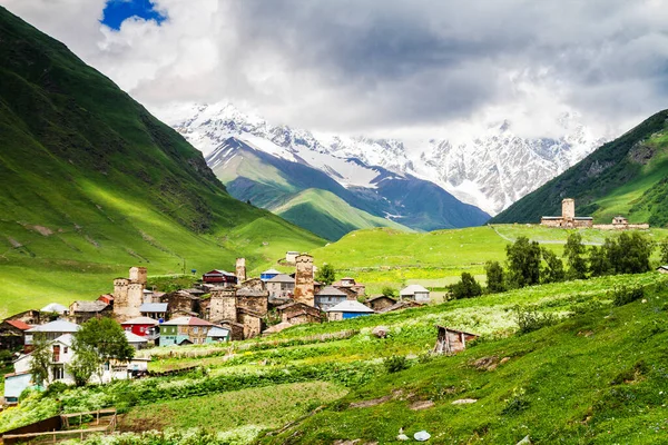 Ushguli - Avrupa 'nın en yüksek yerleşim olan köyü. Kafkaslar, Yukarı Svaneti - UNESCO Dünya Mirası Bölgesi. Georgia.