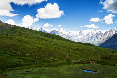 Kafkas dağlarının şaşırtıcı yeşil doğası, Georgia
