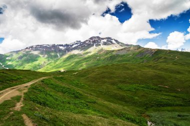 Kafkas dağlarının şaşırtıcı yeşil doğası, Georgia